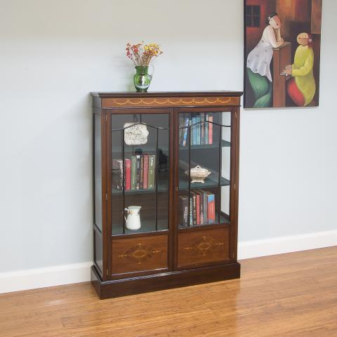 Stunning circa 1900 Sheraton Revival display cabinet